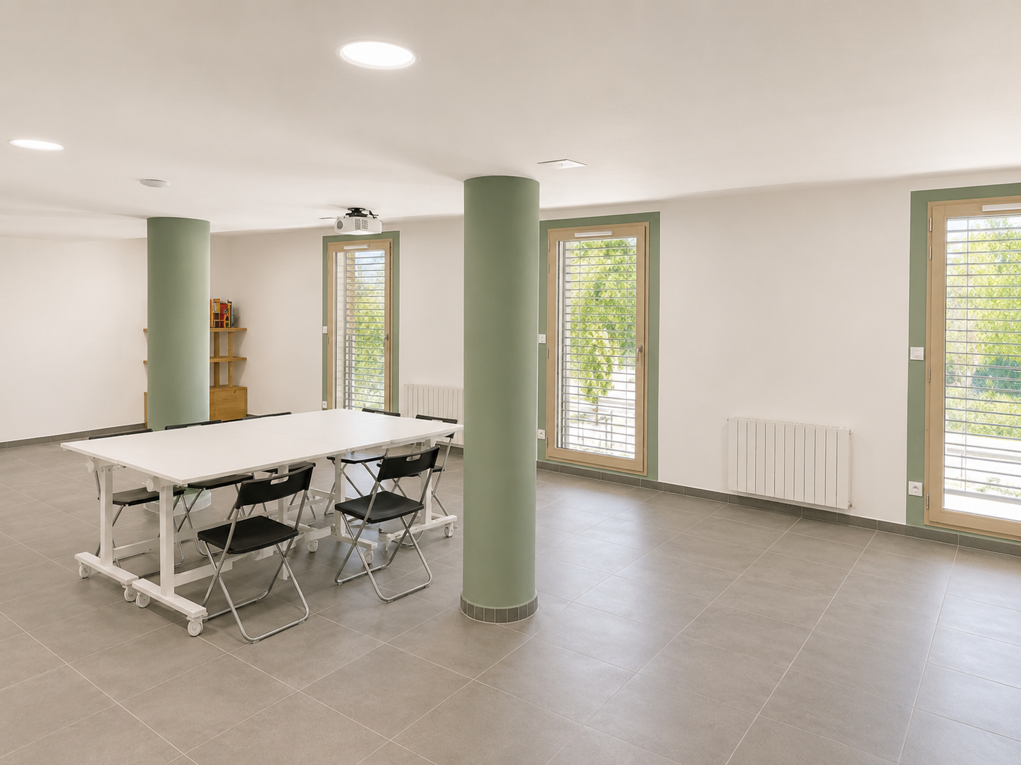 Salle commune Terres de Laya — tables, chaises et espace modulable